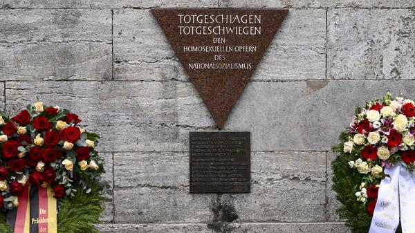 Die Gedenktafel „Rosa Winkel“ für die im Nationalsozialismus verfolgten Homosexuellen am Nollendorfplatz. 