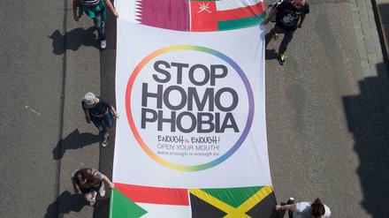 Homophobie und Transfeindlichkeit sind weltweite Probleme. 