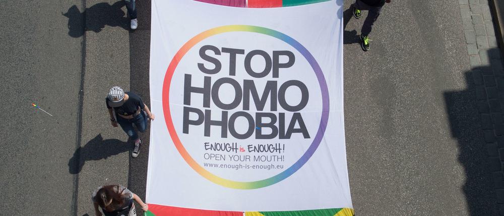 Homophobie und Transfeindlichkeit sind weltweite Probleme. 