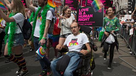 Ein Rollifahrer nimmt am Pride in London teil.