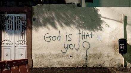 "Gott, bist Du das?" fragt dieses Grafitti in einer Straße von Mar Mirkhael.