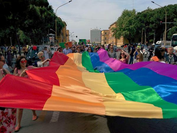 Gay-Ride in Tirana - hier mit FußgängerInnen.