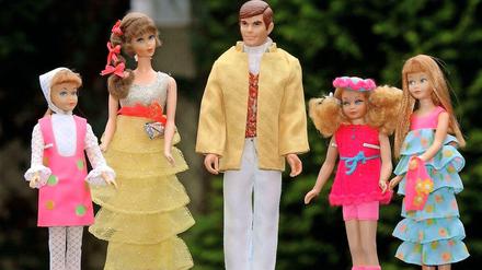 Ken und Barbie mit drei Töchtern.