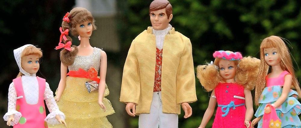Ken und Barbie mit drei Töchtern.