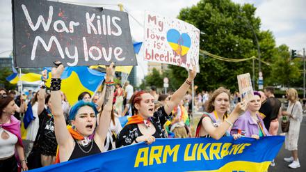 Die ukrainische Gruppe beim CSD in Berlin demonstrierte für ihr Land.