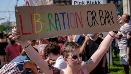 Freiheit von Orbán - gefordert hier auf einem Pride in Budapest.