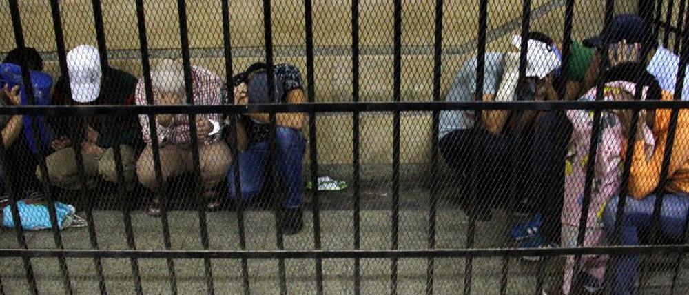 Weil sie an einer illegalen Homo-Hochzeit teilgenommen haben sollen, wurden diese Angeklagten 2014 in Kairo zu drei Jahren Haft verurteilt. 