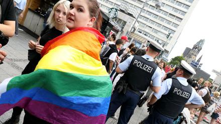 Die Polizei wird aufgefordert, bei lesbenfeindlicher Gewalt genauer hinzuschauen.