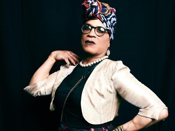 Michaela Dudley hat afroamerikanische Wurzeln und lebt in Berlin. Sie arbeitet als Kolumnistin, Kabarettistin und Rednerin.