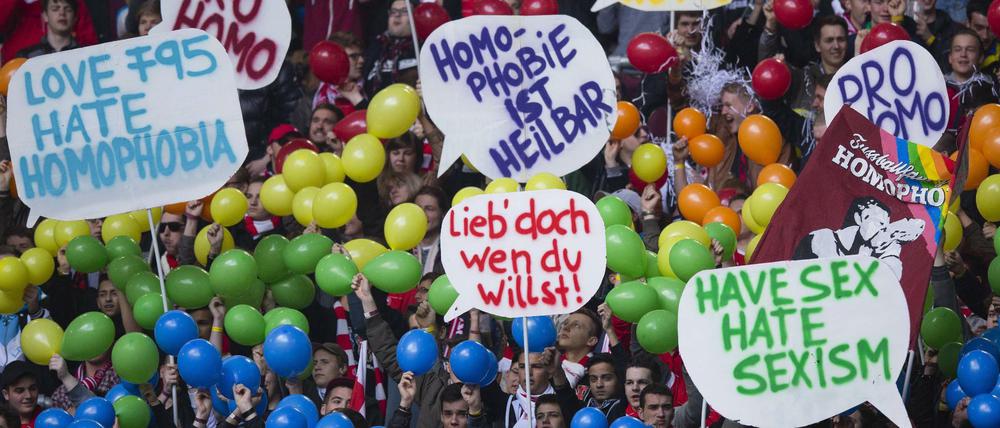 Auch in der Bundesliga ist Homophobie ein Problem. Fans, wie hier in Düsseldorf, setzen immer wieder ein Zeichen dagegen. 