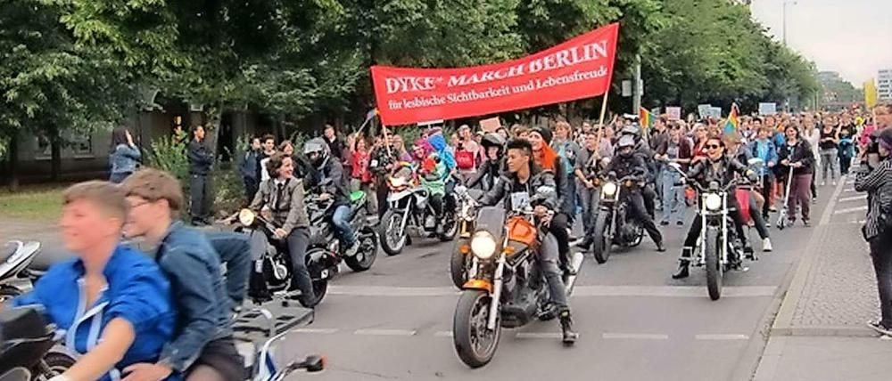 Der Dyke*March in Berlin: Vorneweg die Dykes on bikes-