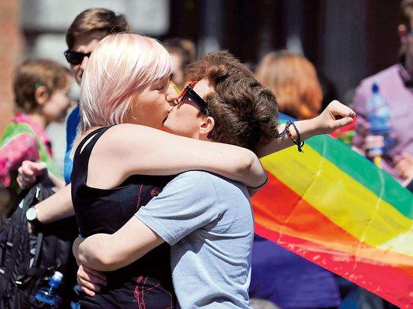 Lesbische Liebe: Heute erlaubt - doch in Ostdeutschland konnten Frauen noch bis 1988 für gleichgeschlechtlichen Sex verurteilt werden. 