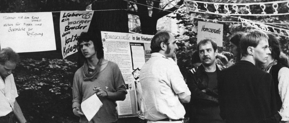 Christian Pulz (2.vr) im Gespräch mit Professor Heinrich Fink während der "Friedenswerkstatt“ 1983 auf dem Gelände der Erlöserkirche in Rummelsburg.