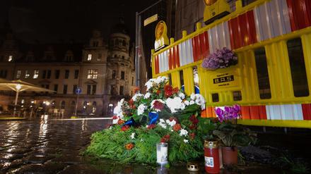Blumen und Kerzen liegen unweit des Residenzschlosses in Dresden. Hier wurden zwei Touristen Opfer einer Messerattacke.