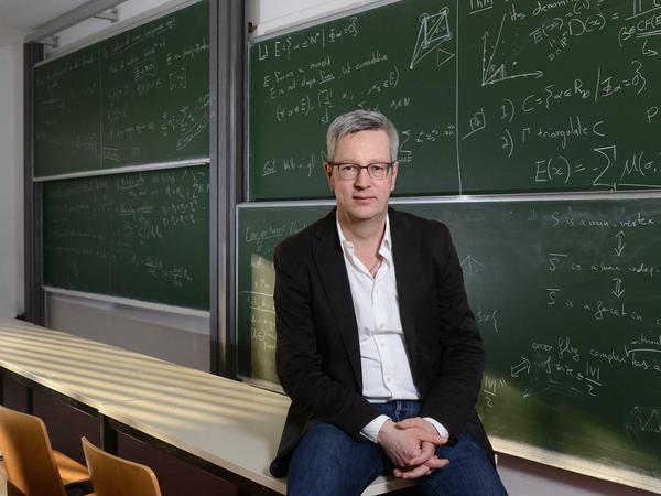 Günter M. Ziegler ist Präsident der Freien Universität Berlin und Professor für Mathematik. Er ist auch Buchautor: mit Werken zur Mathematik – und einer 1993 erschienenen schwulen Kurzgeschichte.