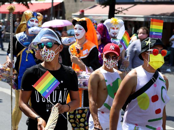 Nicht alle in der queeren Community sehen sich vom CSD repräsentiert - daher gibt es alternative Pride, wie hier im Bild den Sternenmarsch im Juni.