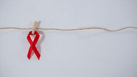 Die Deutsche Aidshilfe will mit der Initiative #positivarbeiten zur Entstigmatisierung von Menschen mit HIV beitragen.
