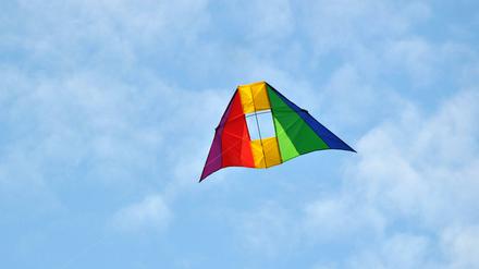 Ein Drachen mit Regenbogenfarben (Symbolbild)