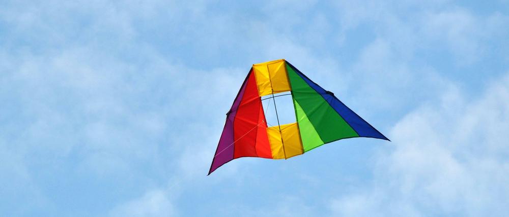 Ein Drachen mit Regenbogenfarben (Symbolbild)