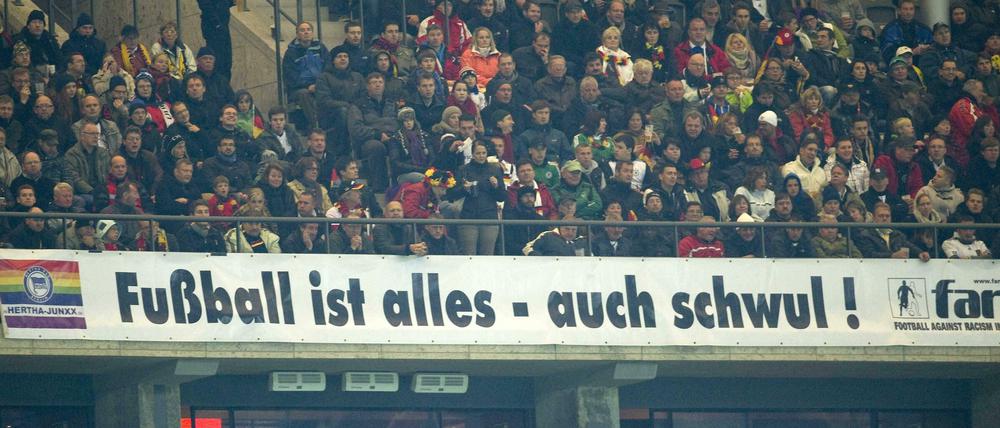 Eine Botschaft im Berliner Olympiastadion, die sich leider noch immer nicht bei allen Fans und Aktiven herumgesprochen hat.