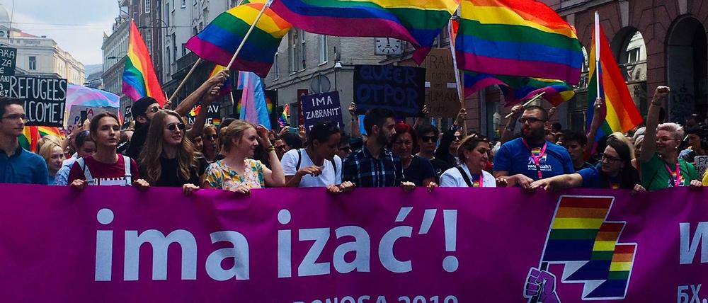 Der erste queer Umzug startet in der Tito-Straße.