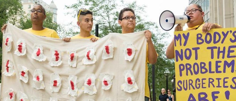 Protest des Intersex Justice Projects in Chicago. Das Laken links ist symbolisch mit blutigen Windeln behängt.