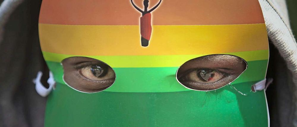 In vielen Ländern Afrika steht Homosexualität unter Strafe. Im Bild ein maskierter LGBT-Aktivist aus Kenia.