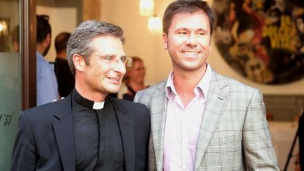 Sind ein Paar. Priester Krzysztof Charamsa und sein Lebensgefährte nach einem Pressetermin in Rom. 