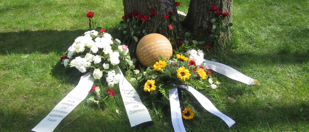 Um eine Gedenkkugel für lesbische NS-Opfer in der Mahn- und Gedenkstätte Ravensbrück wird seit langem diskutiert.