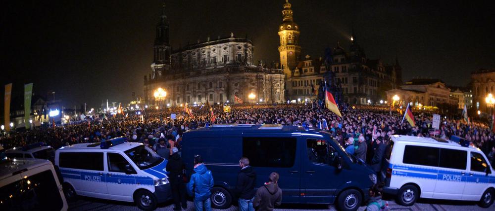 Polizei bei der montäglichen Pegida-Demonstration in Dresden.