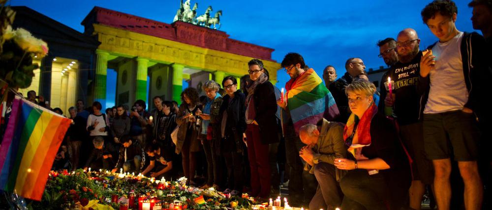 Tausende gedachten am Samstagabend vor dem in den Regenbogenfarben angestrahlten Brandenburger Tor der Toten von Orlando.