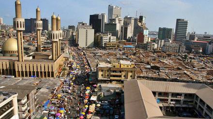 Lagos liegt im Süden Nigerias und ist die größte Stadt des Landes.