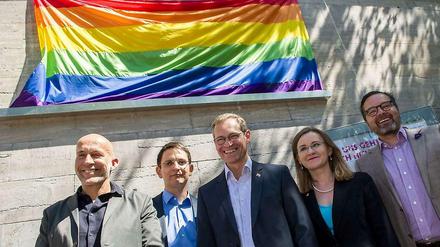 Michael Müller (Mitte) eröffnet die Pride Week.