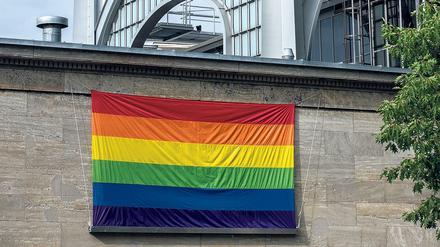Die Regenbogenfahne hängt am 1. Juli am U-Bahnhof Nollendorfplatz.