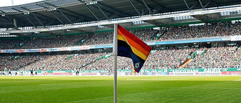Regenbogenfahne im Stadion von Werder Bremen anlässlich des bundesweiten Aktionsspieltages für Integration und Vielfalt am 4. April 2015.