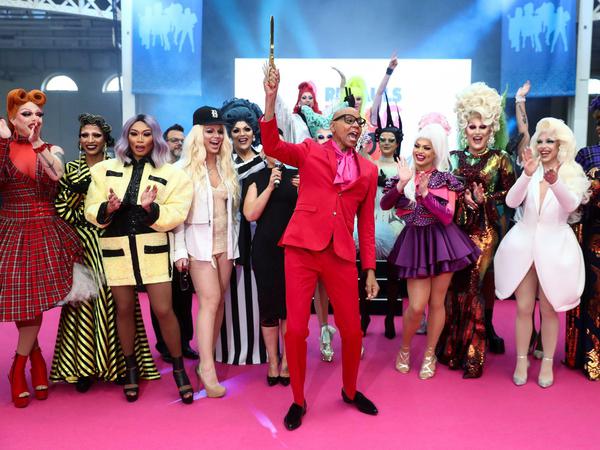 Fragwürdiges Bild von Weiblichkeit: Drag-Legende RuPaul inmitten von Drag-Contest-Teilnehmerinnen in London.