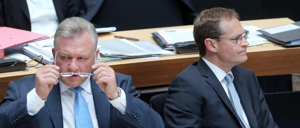 Szenen keiner Ehe: Innensenator Frank Henkel (CDU, links) und der Regierende Bürgermeister Michael Müller (SPD) am Donnerstag im Abgeordnetenhaus.