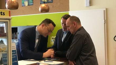 Bundesgesundheitsminister Jens Spahn informiert sich bei der Beratungsstelle für schwule Männer, Mann-O-Meter, in Schöneberg.