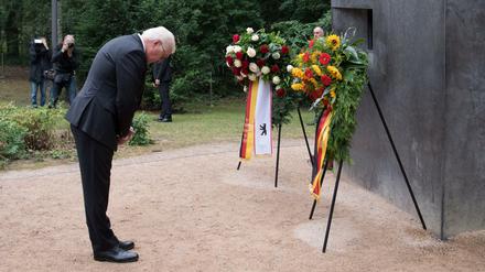Bundespräsident Frank-Walter Steinmeier vor dem Denkmal für die im Nationalsozialismus verfolgten Homosexuellen im Berliner Tiergarten. 