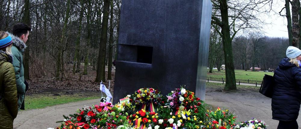 Erinnern am Denkmal für die im Nationalsozialismus verfolgten Homosexuellen im Berliner Tiergarten.