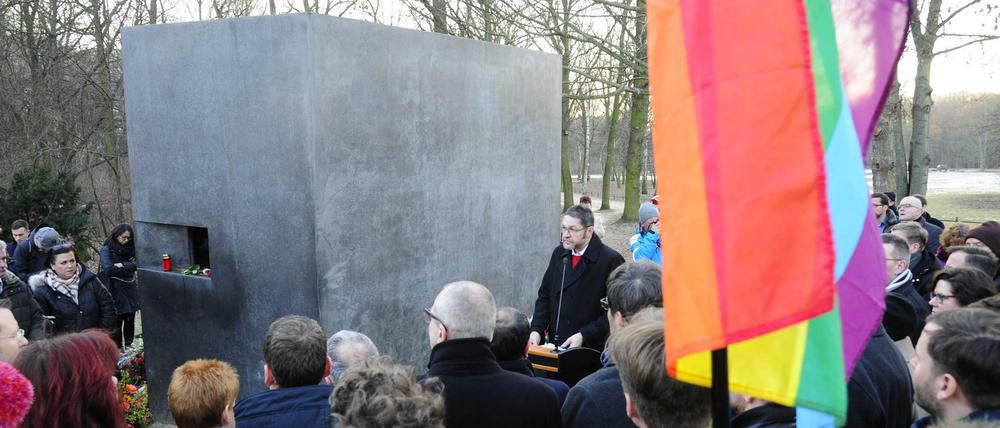 Das Denkmal für die in der NS-Zeit verfolgten Homosexuellen im Berliner Tiergarten wurde in diesem Jahr mehrfach beschmiert (im Bild eine Gedenkfeier an die queeren Opfer der NS-Zeit).