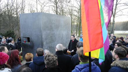 Erinnern am Denkmal für die homosexuellen NS-Opfer im Berliner Tiergarten.