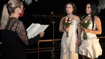 Alexandra Quiros und Dunia Araya (re.) schlossen die erste gleichgeschlechtliche Ehe in Costa Rica.
