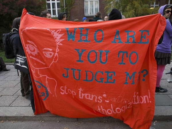 Demo für mehr Respekt für Transmenschen in Berlin.
