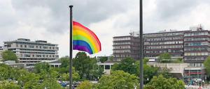 Die TU Berlin mit Regenbogenfahne. Seit kurzem können an der TU trans Studierende auch ihren gewählten Namen offiziell auf Unidokumenten führen.
