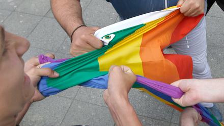 Zerren an der Regenbogenfahne - wem gehört die Deutungshoheit über die queere Community?