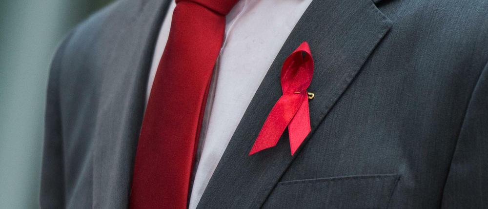Die rote Schleife ist das weltweit anerkannte Symbol für die Solidarität mit HIV-Infizierten. 