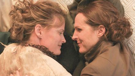Emily Dickinson (Molly Shannon, rechts) mit Susan (Susan Ziegeler) in "Wild Nights with Emily". 