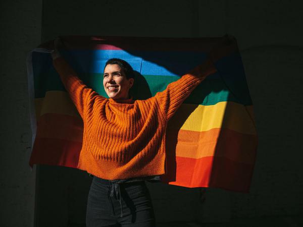 Um LGBTI-Rechte wird gestritten (Symbolbild) - Deligöz sagt, Feministinnen und queere Menschen müssen zusammenstehen.