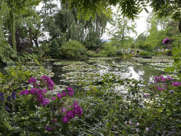 Im wahrsten Sinne des Wortes malerisch ist Claude Monets Garten in Giverny.